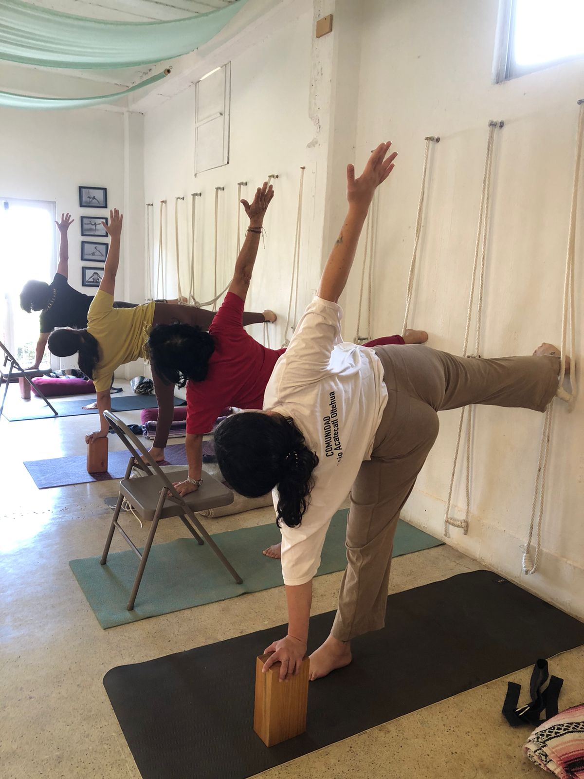 Clase de Yoga Iyengar en el estudio Kinam, Xalapa