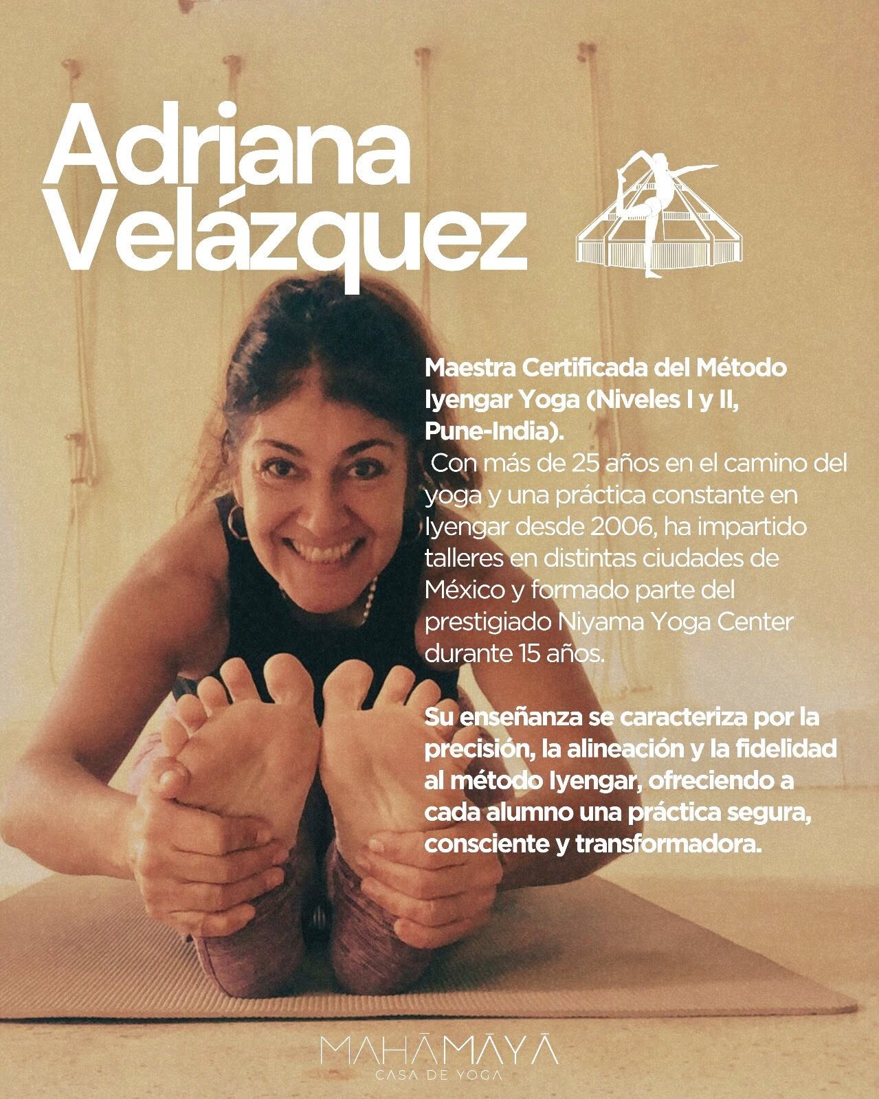 Clase en el estudio Kinam Yoga — alumnos con cuerdas Iyengar