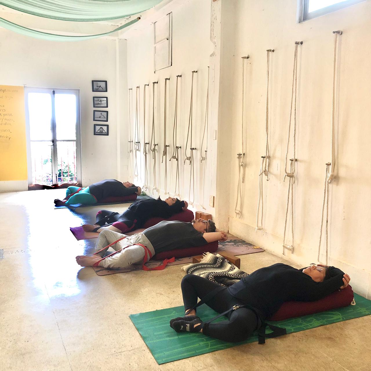 Sesión de relajación y autocuidado en Kinam Yoga