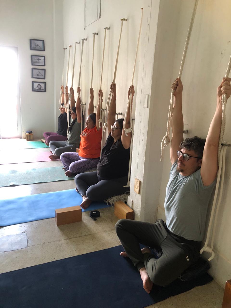 Ritual de alineación con cuerdas Iyengar en Kinam Yoga