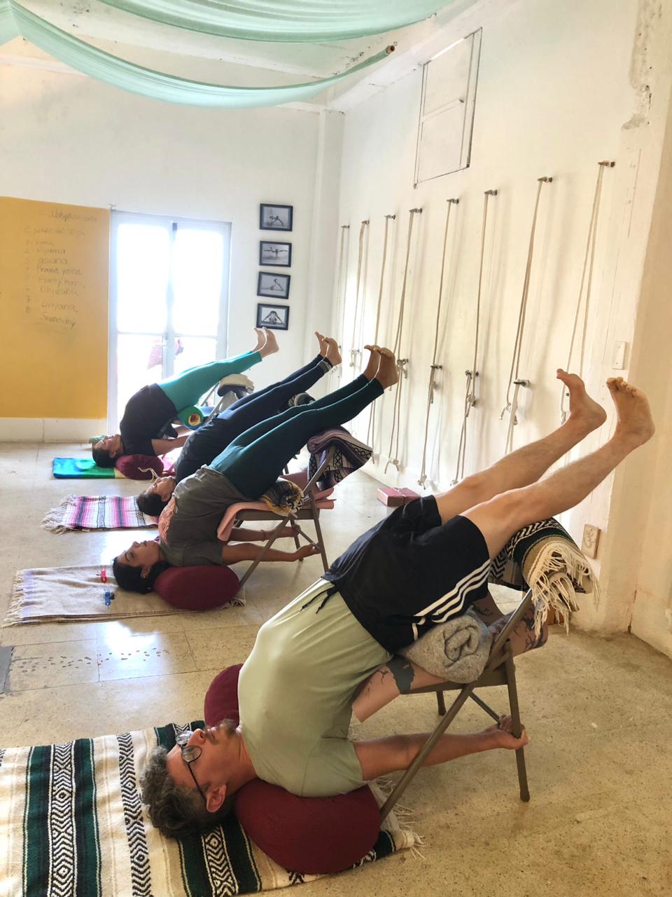 Ritual de restauración con sillas y props en Kinam Yoga